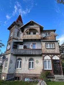 an old house with a tower on top of it at Apartament Villa Nelly in Szklarska Poręba