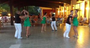 eine Gruppe von Menschen, die auf einer Tanzfläche tanzen in der Unterkunft FKK Ada Bojana in Ulcinj