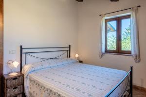 un dormitorio con una cama y una ventana en Casa Albereta, en Bagni di Lucca 16 fotos más