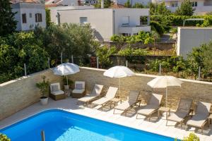 Bazén v ubytování Apartments & rooms Stella Adriatica nebo v jeho okolí