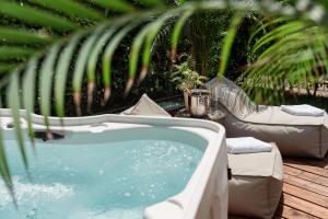 a hot tub sitting on top of a wooden deck at Bardolino Suite in Bardolino