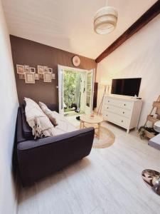 A television and/or entertainment centre at T2 Havre de paix nature cœur d Aix