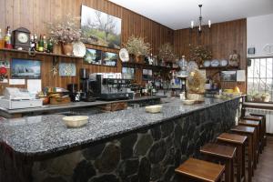 um bar num restaurante com paredes de madeira em Hostal Restaurante Alto Rey em Arroyo de las Fraguas