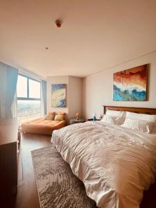 ファンティエットにあるNew Wind Apt - Apec Mandala Mui Ne - Sea Viewの大きなベッドと窓のある寝室 +11枚の写真
