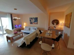 ネア・ペラモスにあるBella Casaのソファとテーブルのあるリビングルーム