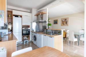 A kitchen or kitchenette at Port, Nice, appartement, vue mer