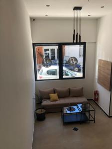 un salon avec un canapé et une fenêtre dans l'établissement Grand Star Edipsos, à Loutra Edipsou
