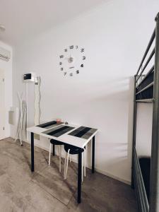 a room with a table and a clock on the wall at Neuwertiges Apartment mit schnellem WLAN, Glasfaser, Kostenlose Privatparkplatz auch für Transporter geeignet R11 in Freiberg am Neckar