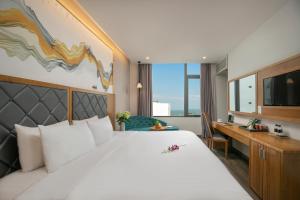 En eller flere senge i et værelse på Grand Sunrise Boutique Hotel