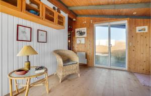 una stanza con un tavolo, una sedia e una finestra di Holiday Home Fanø 60 a Fanø Altre 17 foto