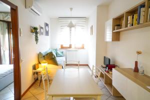 a small apartment with a kitchen and a living room at Casa vacanze Il Cammino Assisi in Assisi