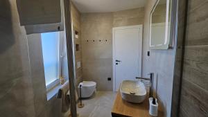 Koupelna v ubytování Richi Rooms & App