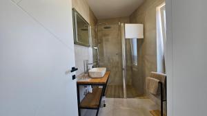 Koupelna v ubytování Richi Rooms & App