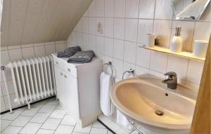 ein Badezimmer mit Waschbecken und Waschmaschine in der Unterkunft Nice Apartment In Osterbruch With Wifi in Osterbruch + 2 Fotos