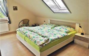 ein Schlafzimmer mit einem Bett und einem Dachfenster in der Unterkunft Nice Apartment In Osterbruch With Wifi in Osterbruch