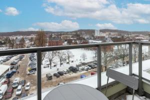 グダニスクにあるGarnizon Apartment Hemara in Gdańsk Wrzeszcz by Noclegi Rentersの駐車場が見えるバルコニー