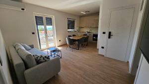 Kuchyň nebo kuchyňský kout v ubytování Richi Rooms & App
