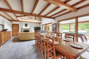 TV a/nebo společenská místnost v ubytování Sarzeau - 12 pers - Piscine couverte et Billard