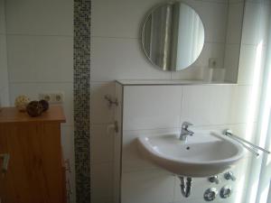 bagno con lavandino e specchio a parete di Fewo 29 Ferienwohnung mit Balkon a Rerik