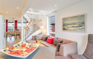 un soggiorno con un divano e un tavolo di Two-Bedroom Apartment In Rechlin a Rechlin