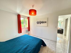 Ένα ή περισσότερα κρεβάτια σε δωμάτιο στο Appartement avec piscine privée Porticcio +14 φωτογραφίες