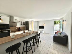 Η κουζίνα ή μικρή κουζίνα στο Appartement avec piscine privée Porticcio