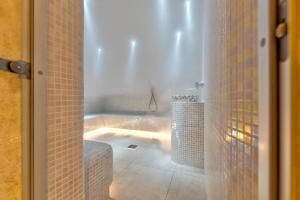 Koupelna v ubytování Lazy Bear Moderan Spa na Planini