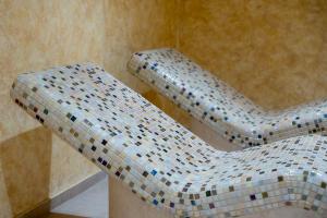 Postel nebo postele na pokoji v ubytování Lazy Bear Moderan Spa na Planini