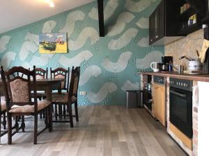 Kuchyň nebo kuchyňský kout v ubytování Fewo 13 Ferienwohnung Ziegenheim auf dem Bauernhof