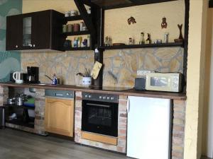Kuchyň nebo kuchyňský kout v ubytování Fewo 13 Ferienwohnung Ziegenheim auf dem Bauernhof
