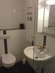 a bathroom with a white toilet and a sink at Fewo 202 Ferienwohnung in Strand- und Spielplatznähe in Rerik