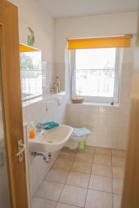 Ένα μπάνιο στο Fewo 54 Am Gutshaus naturnah gelegen in Roggow