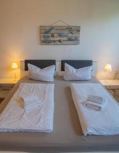 Ένα ή περισσότερα κρεβάτια σε δωμάτιο στο Fewo 54 Am Gutshaus naturnah gelegen in Roggow