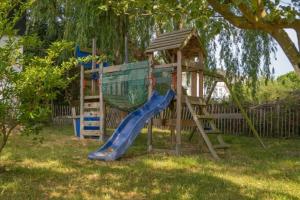 Ο χώρος παιχνιδιού για παιδιά στο Fewo 54 Am Gutshaus naturnah gelegen in Roggow