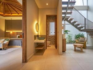 Un baño con lavabo y una cama en una habitación. en Luna Ola Villa Berawa, en Canggu 65 fotos más