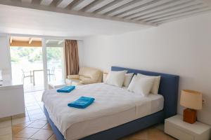 Postel nebo postele na pokoji v ubytování Cape Kanapitsa Hotel & Suites + 37 fotografií