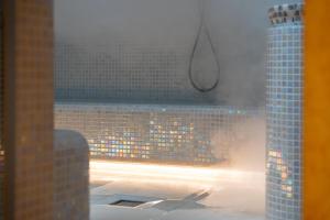 Koupelna v ubytování Lazy Bear Moderan Spa na Planini