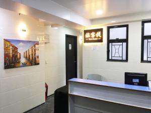 香港旅客棧 Time Hostel的候诊室里的酒吧，墙上挂着一幅画
