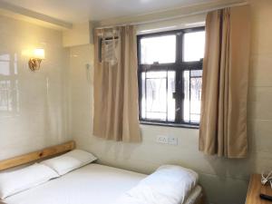 香港旅客棧 Time Hostel的有两张床和一扇窗户的房间