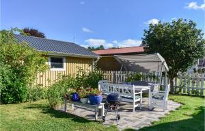 Zahrada ubytování Gorgeous Home In Ronneby With Kitchen