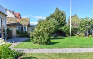 Zahrada ubytování Gorgeous Home In Ronneby With Kitchen