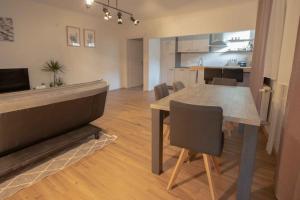 Un comedor y una cocina con mesa y sillas. en Spacious 63qm Flat plus Private Balcony, en Graz