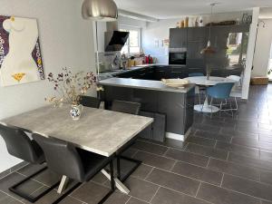 a kitchen with a table and chairs in a kitchen at Cube - Ferienhaus mit Garten und Terrasse in Eberbach in Eberbach