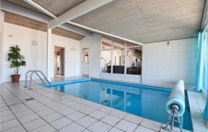 einen Innenpool mit blauem Wasser in der Unterkunft Stunning Home In Ringkøbing With Sauna in Ringkøbing