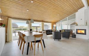 ein Esszimmer und ein Wohnzimmer mit Tisch und Stühlen in der Unterkunft Stunning Home In Ringkøbing With Sauna in Ringkøbing
