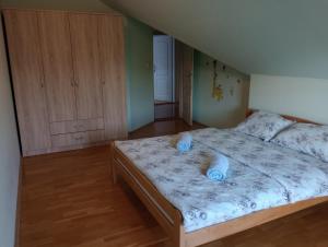 una camera da letto con un letto con cuscini blu di Milenijum a Apatin