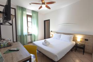 Postel nebo postele na pokoji v ubytování Hotel Tornielli 9 by LVG Hotel Collection