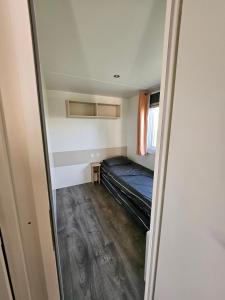 mały pokój z łóżkiem i oknem w obiekcie Mobilhome L'Estérel du Montourey w Fréjus +7 zdjęć