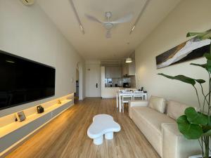 Televisyen dan/atau pusat hiburan di Pullman BayView-a Luxirious Aparthotel at DangaBay