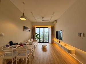 Televisyen dan/atau pusat hiburan di Pullman BayView-a Luxirious Aparthotel at DangaBay